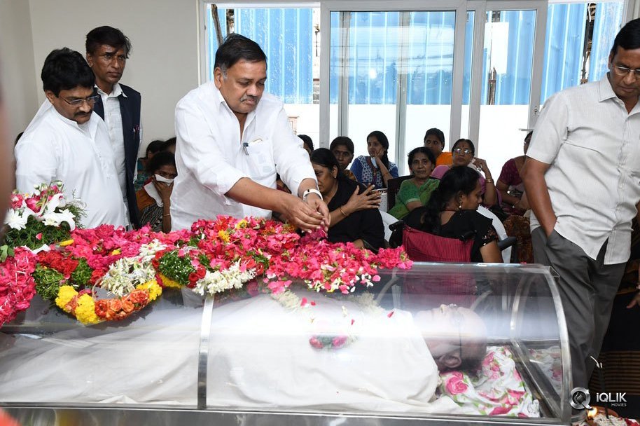 Celebs-Pay-Condolences-to-C-Narayana-Reddy